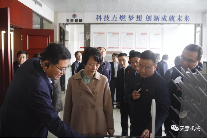 濟(jì)寧市委常委、組織部部長(zhǎng)孔凡萍帶領(lǐng)全市“兩新”組織黨建工作現(xiàn)場(chǎng)觀摩團(tuán)蒞臨天意機(jī)械調(diào)研指導(dǎo)
