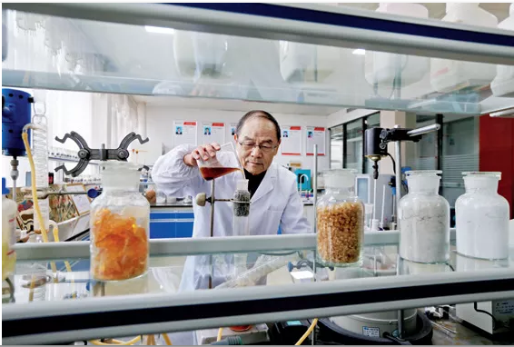 聘用高?？萍既藛T做技術(shù)顧問（王勉勵(lì) / 攝影）